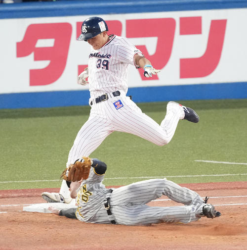 ヤクルト対阪神 2回裏ヤクルト無死一塁、バント球を投手青柳が悪送球し、一塁セーフの打者宮本。下は一塁カバーに入る二塁手山本(撮影・鈴木みどり)