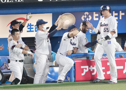 ヤクルト対阪神 2回裏ヤクルト無死満塁、丸山の遊ゴロの間に生還した三塁走者村上(右)はナインとハイタッチ(撮影・鈴木みどり)