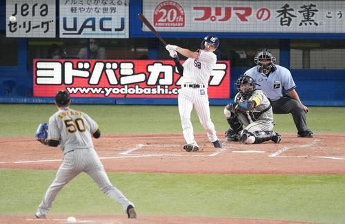 ヤクルト対阪神 2回裏ヤクルト1死一、三塁、右前適時打を放つ長岡。投手青柳(撮影・鈴木みどり)
