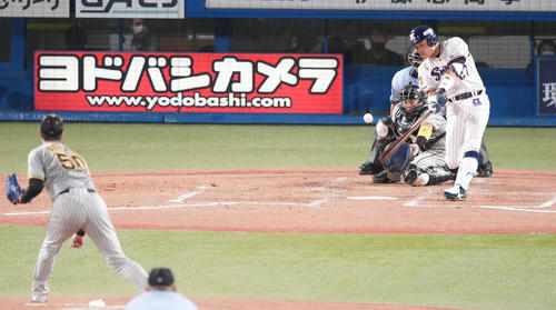 ヤクルト対阪神 3回裏ヤクルト1死一、三塁、中犠飛を放つ中村。投手青柳(撮影・鈴木みどり)