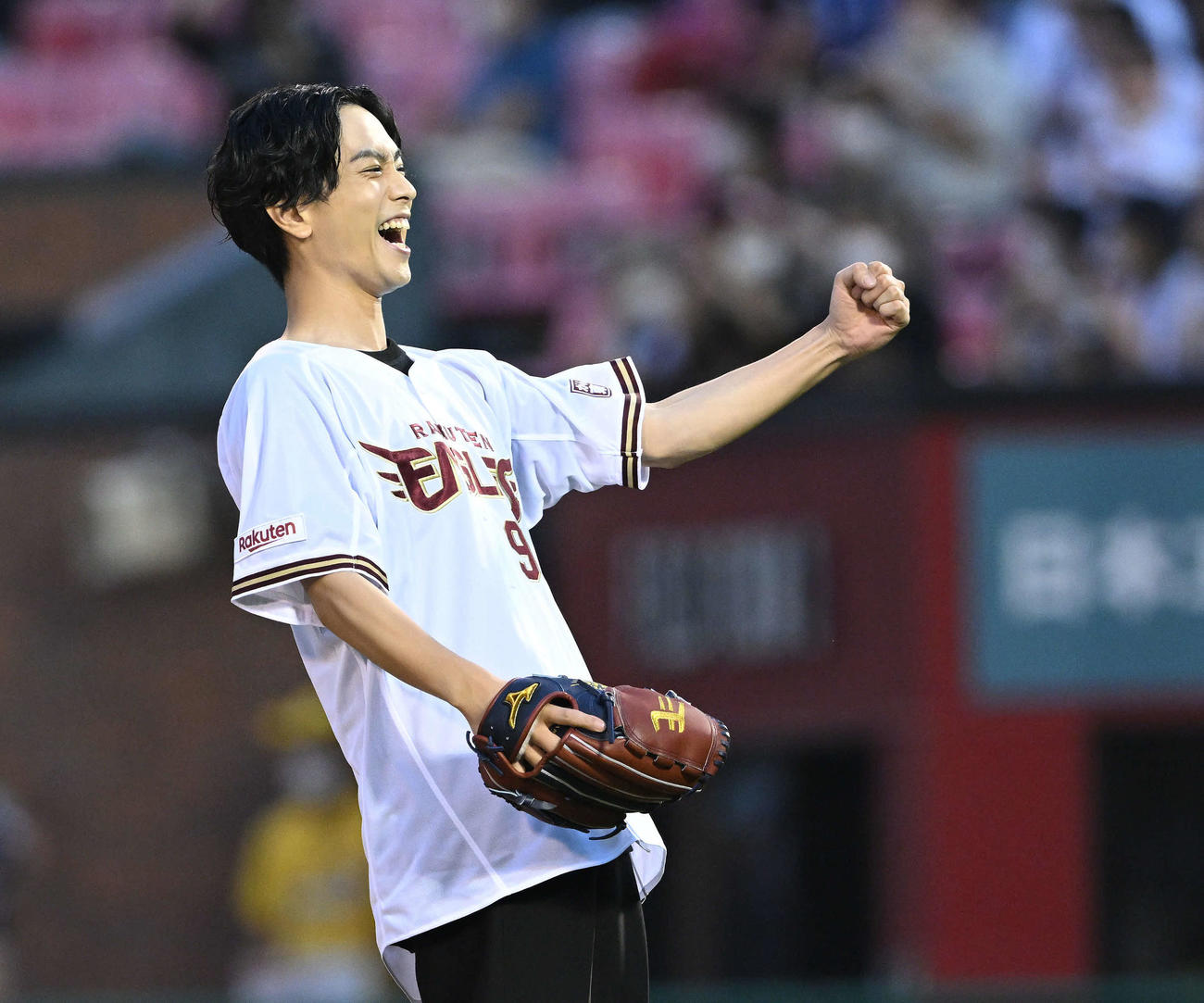 楽天対ロッテ　始球式でガッツポーズする黒羽麻璃央（2022年8月）