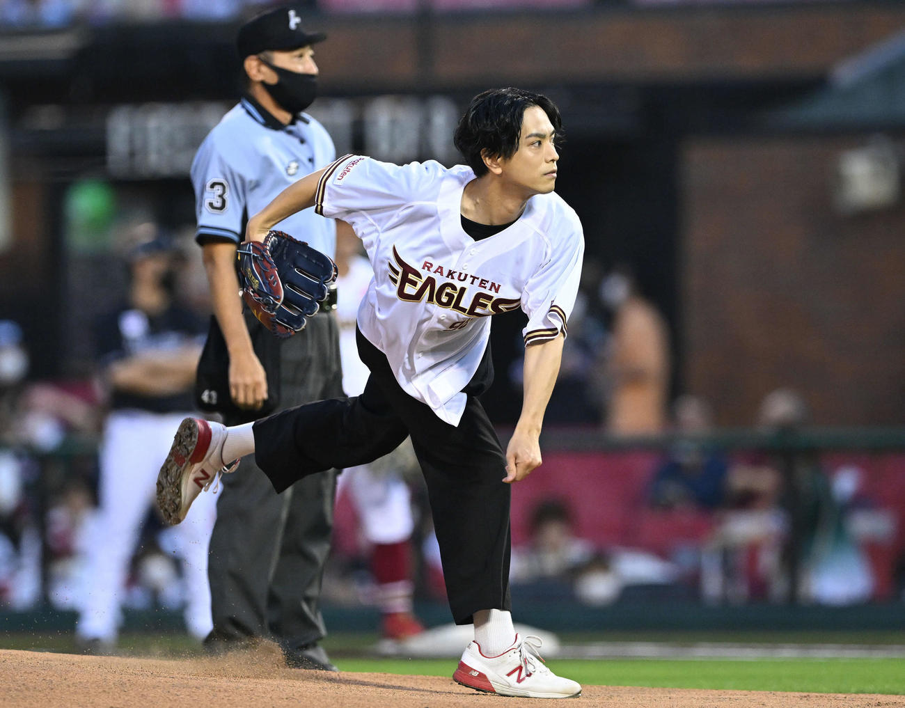 楽天対ロッテ　始球式で投球する黒羽麻璃央（2022年8月）