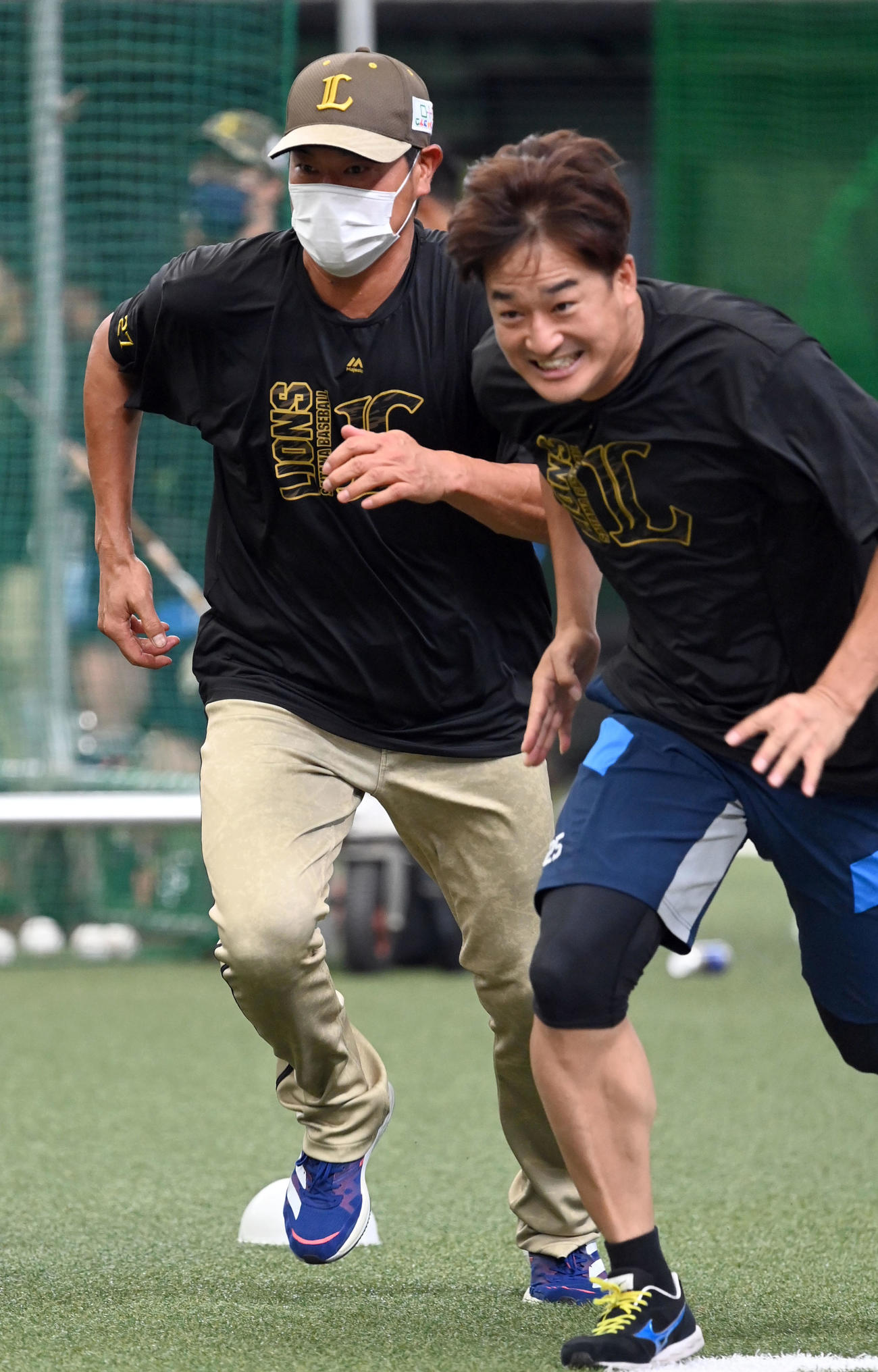西武対ソフトバンク　平井克典（右）とウォームアップする西武内海（撮影・たえ見朱実）