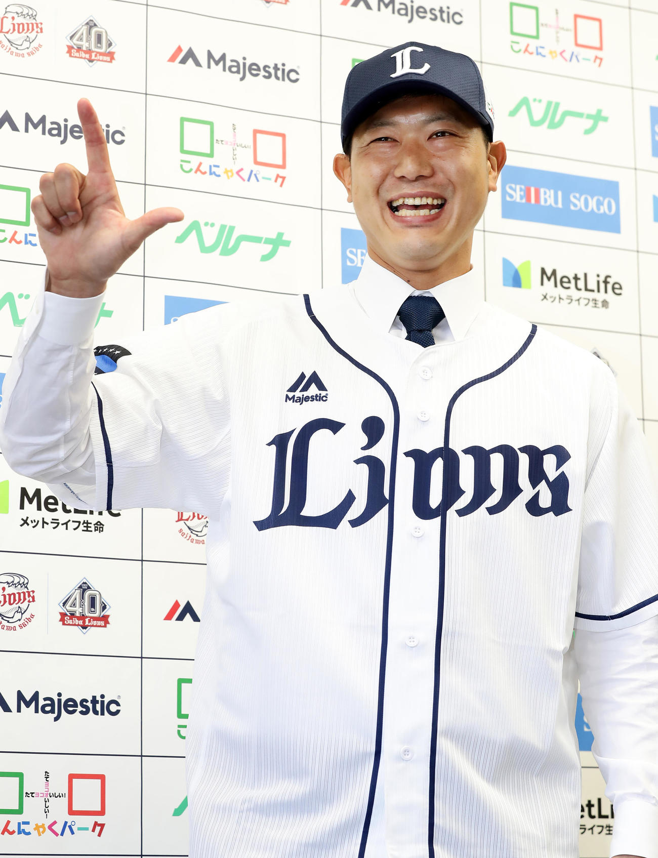 西武入団会見　巨人から移籍した内海哲也は会見でユニホームを着て「L」ポーズをとる（2018年12月21日撮影）