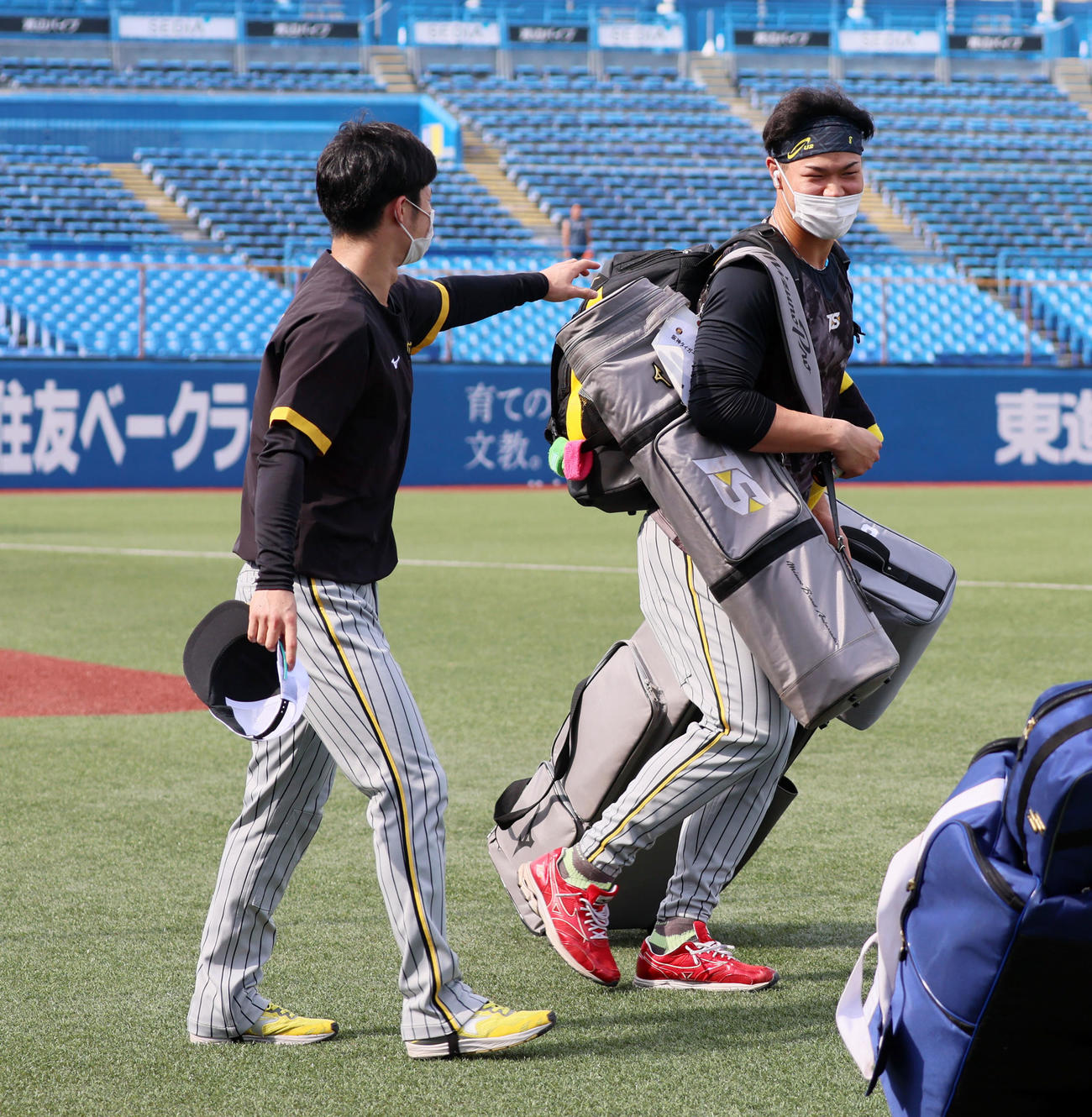 ヤクルト対阪神　中野（左）は佐藤輝にあいさつするがイタズラっぽく逃げられる（撮影・加藤哉）