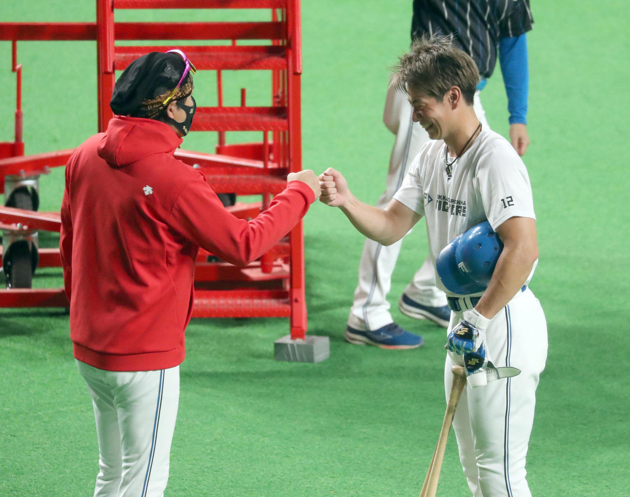 日本ハム対楽天　試合前、グータッチを交わす新庄監督（左）と松本剛（撮影・佐藤翔太）