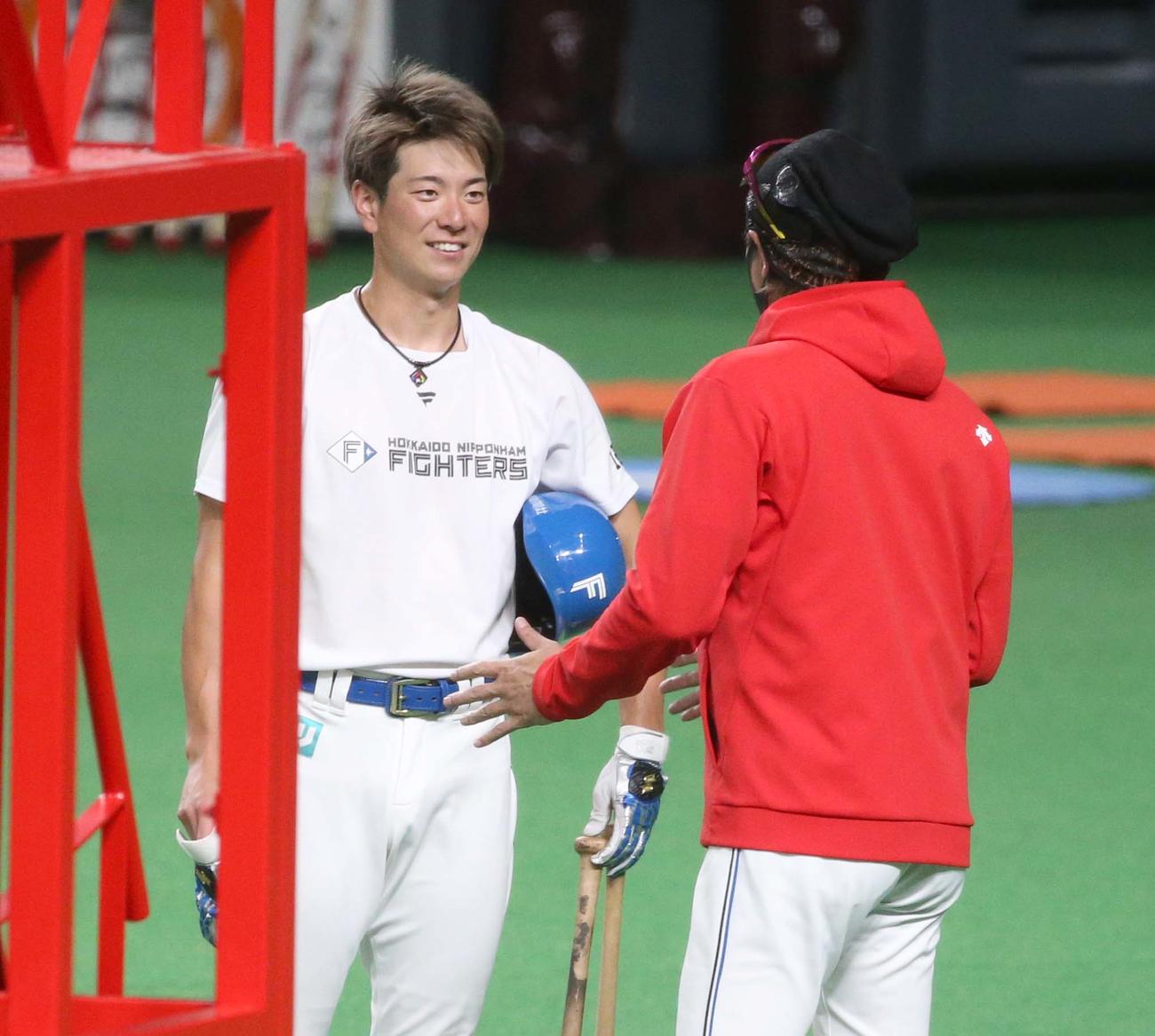 日本ハム対楽天　新庄監督と話す松本（撮影・黒川智章）