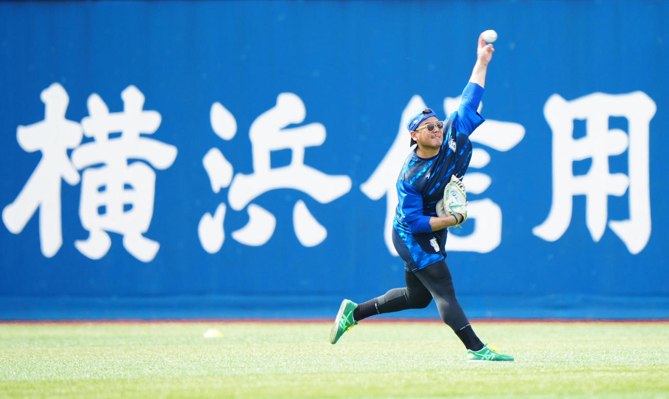 DeNA対巨人　試合前練習でキャッチボールするDeNA浜口（撮影・江口和貴）
