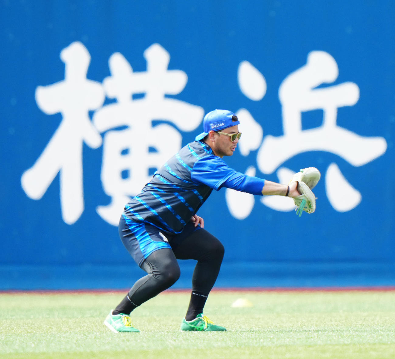 DeNA対巨人　試合前練習でキャッチボールするDeNA浜口（撮影・江口和貴）