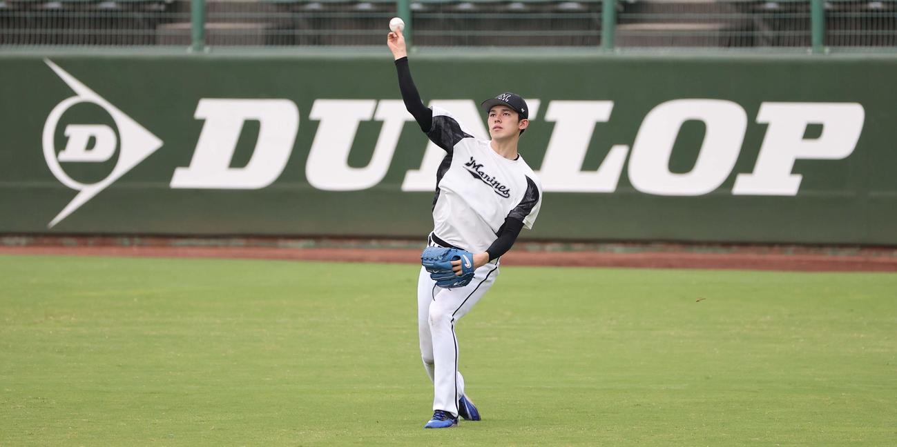 オリックス対ロッテ　キャッチボールをして調整する佐々木朗（撮影・上田博志）