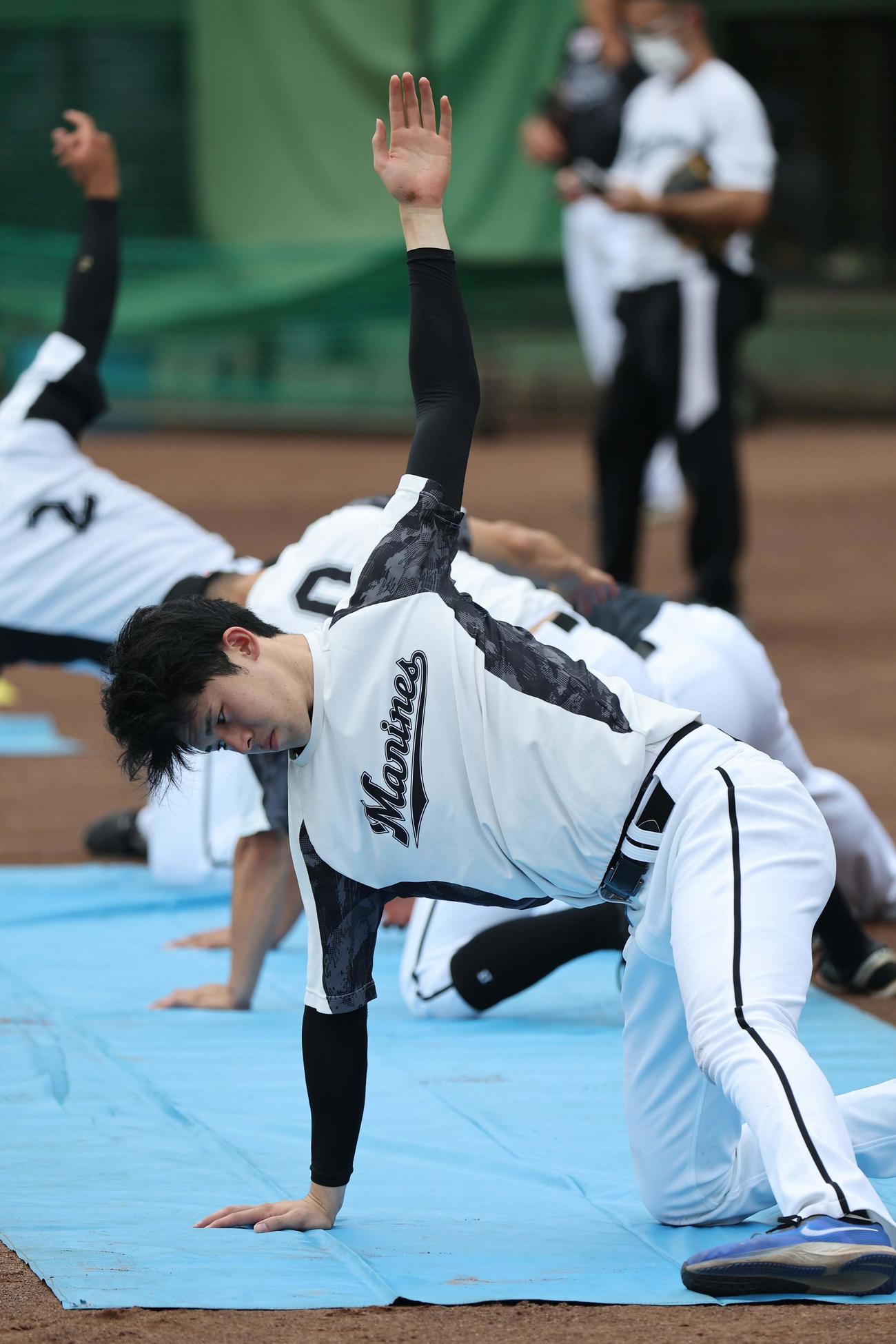 オリックス対ロッテ　アップをして体を温める佐々木朗（撮影・上田博志）
