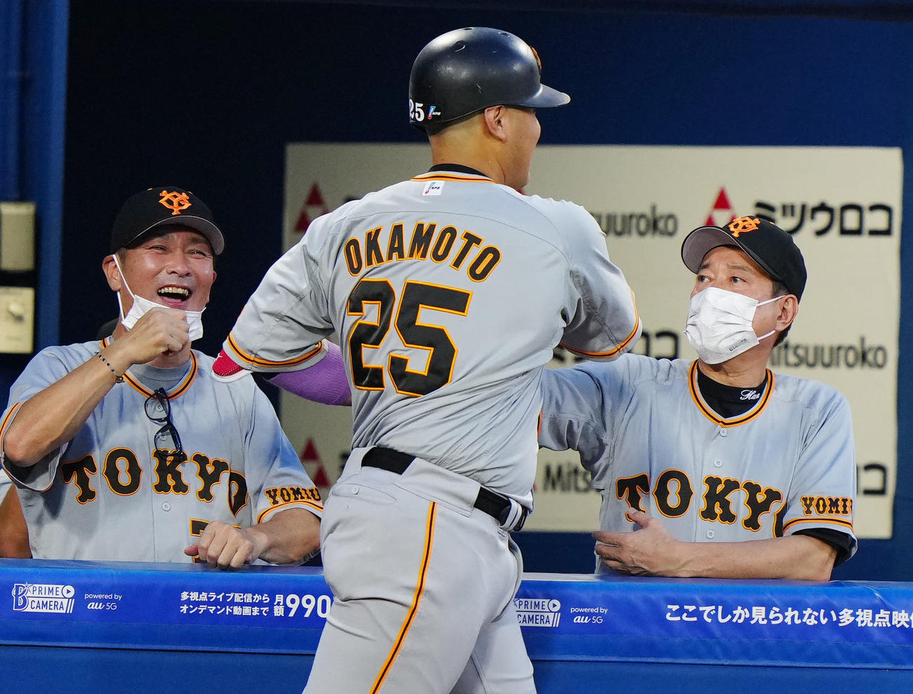 DeNA対巨人　2回表巨人無死、同点ソロ本塁打を放った岡本和（中央）とタッチを交わす原監督。左は元木ヘッド兼オフェンスチーフコーチ（撮影・江口和貴）