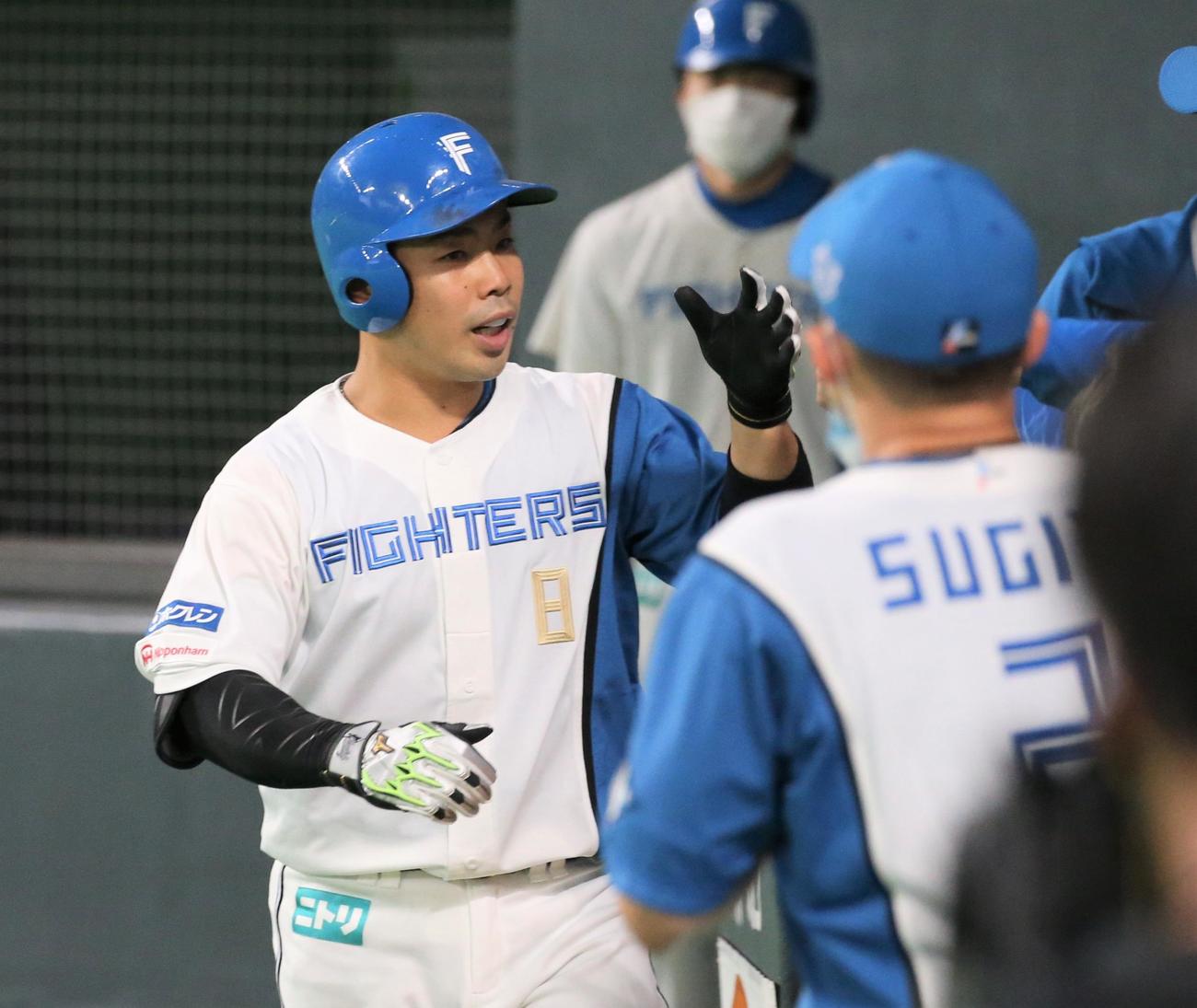 日本ハム対楽天　1回裏、本塁打を放ち出迎えられる近藤（撮影・黒川智章）