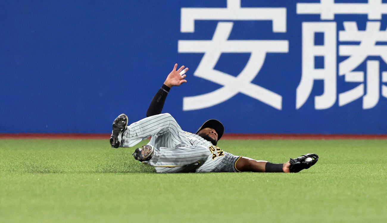 ヤクルト対阪神　2回裏ヤクルト2死一、二塁、ロハスは青木の飛球を好捕（撮影・加藤哉）