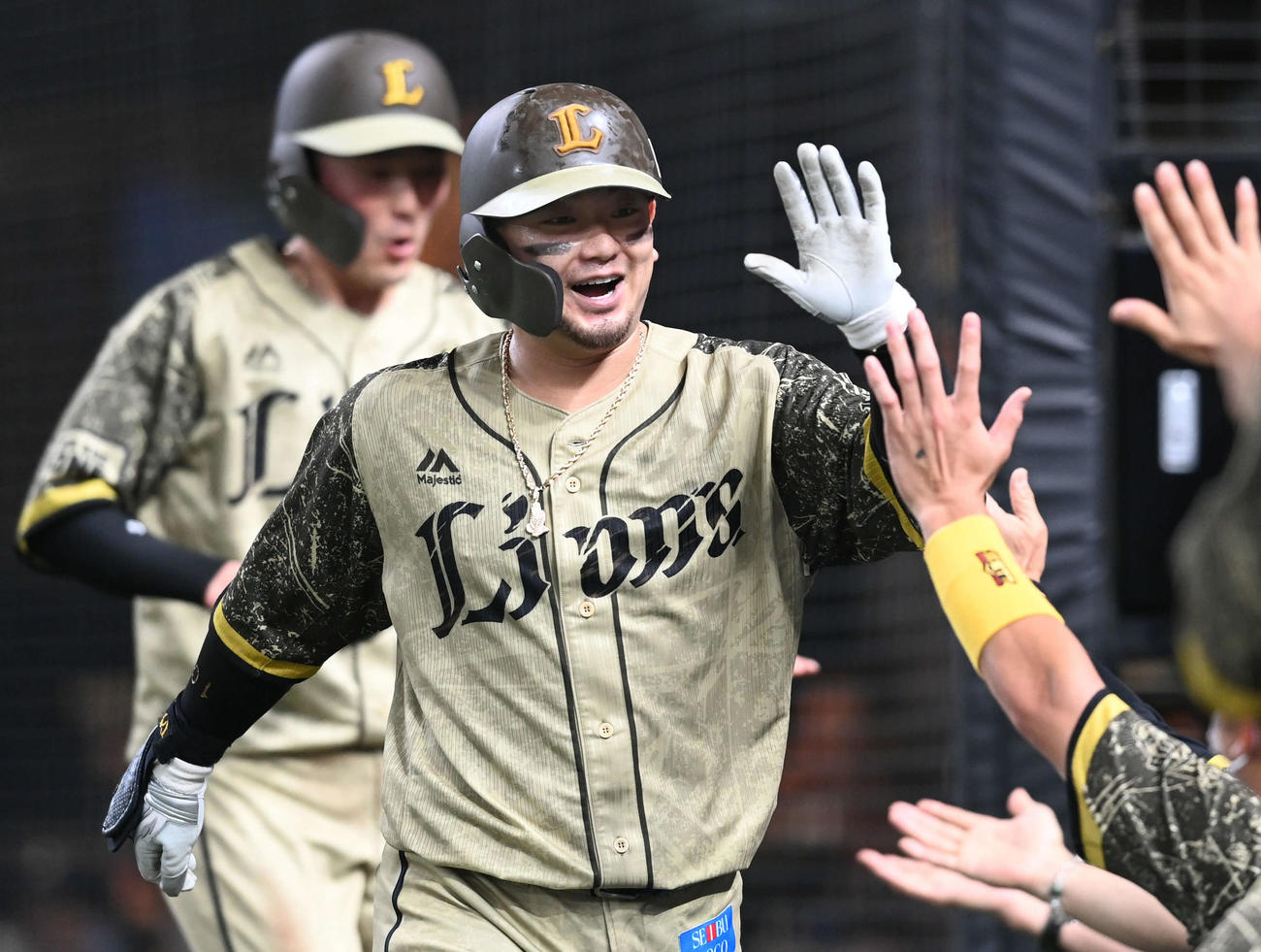 西武対ソフトバンク　4回裏西武無死一塁、右越えに先制2点本塁打を放ち笑顔でナインとハイタッチする森（撮影・たえ見朱実）