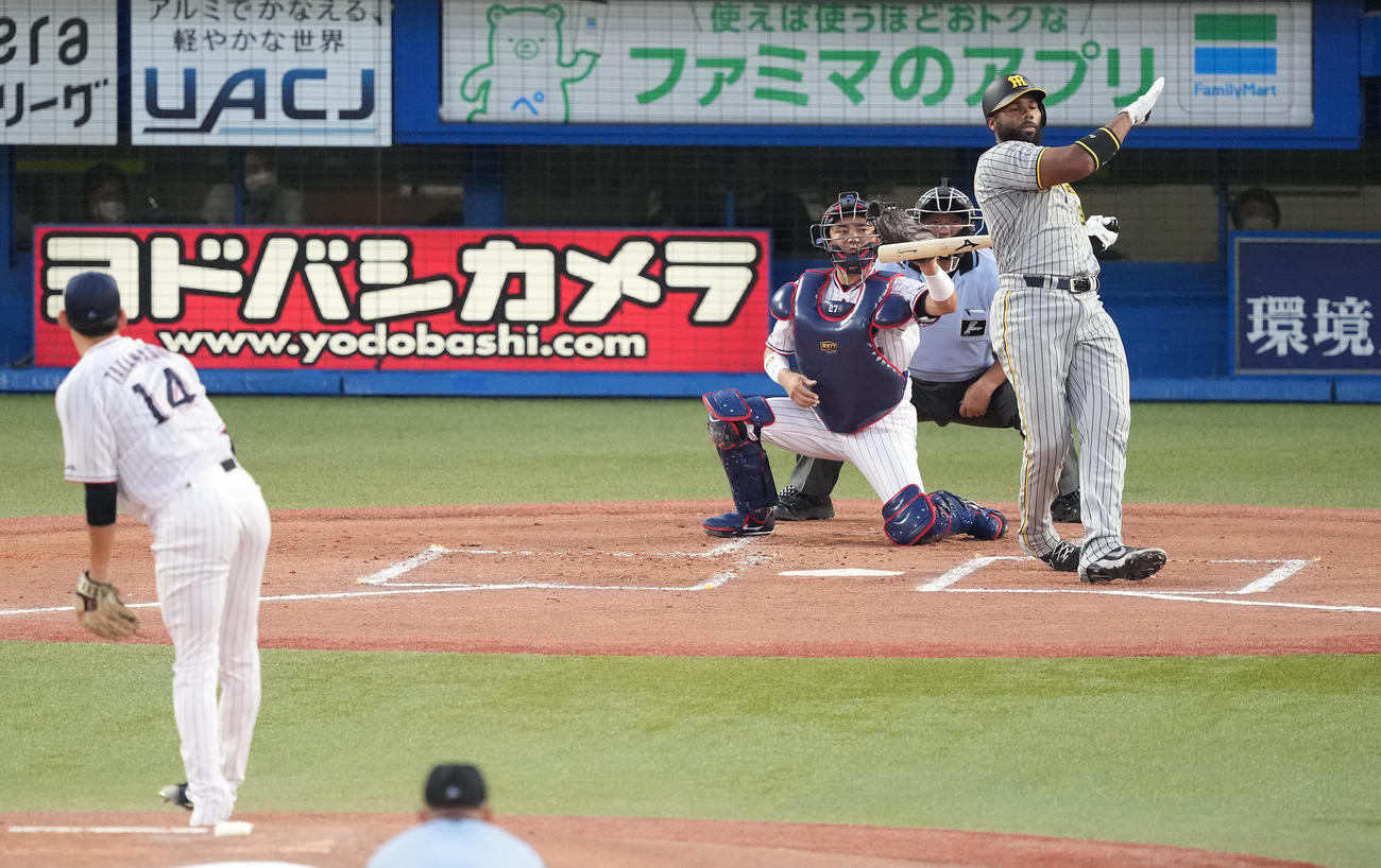 ヤクルト対阪神　2回表阪神無死一塁、空振り三振に倒れるロドリゲス。投手高梨（撮影・鈴木みどり）
