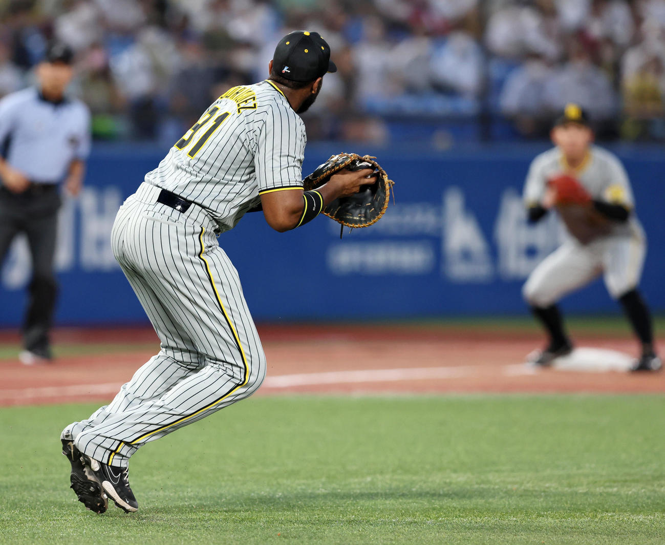 ヤクルト対阪神　2回裏ヤクルト無死一、二塁、ロドリゲスは中村の打球を三塁送球するが野選となる（撮影・加藤哉）