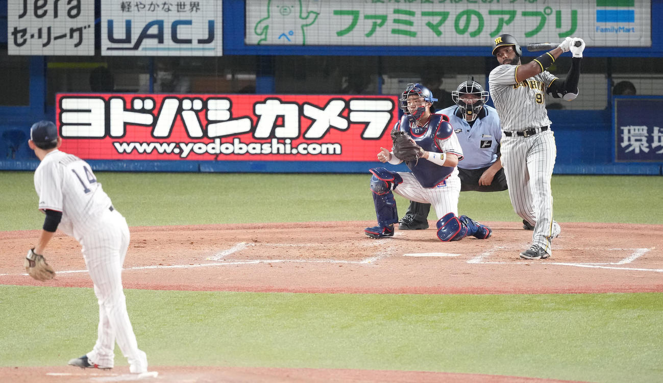 ヤクルト対阪神　4回表阪神1死、空振り三振に倒れるロドリゲス。投手高梨（撮影・鈴木みどり）