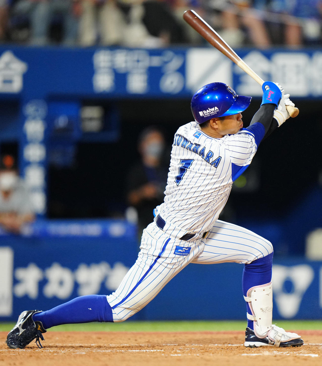 DeNA対巨人　5回裏DeNA2死二塁、適時二塁打を放つ桑原（撮影・江口和貴）