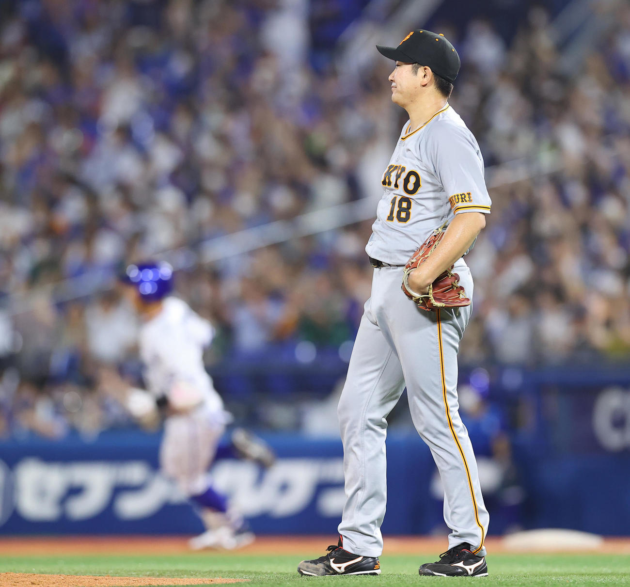 DeNA対巨人　5回裏DeNA2死二塁、桑原将志（左）に適時二塁打を許す菅野（撮影・垰建太）