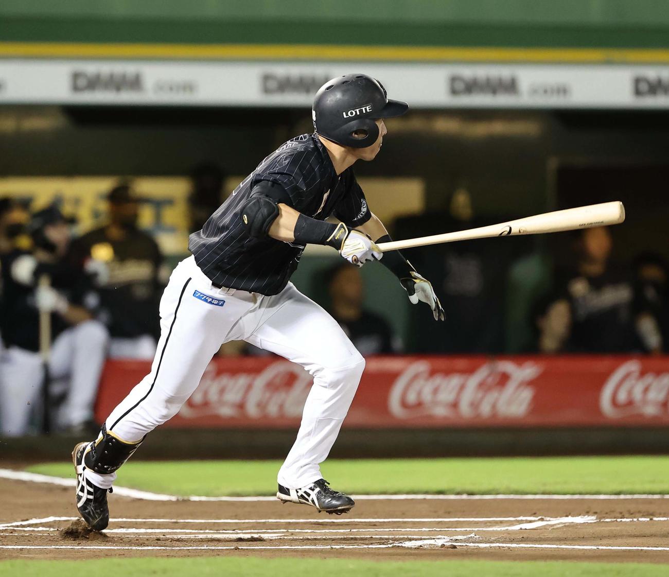 オリックス対ロッテ　6回表ロッテ無死、高部は左前安打を放つ（撮影・上田博志）