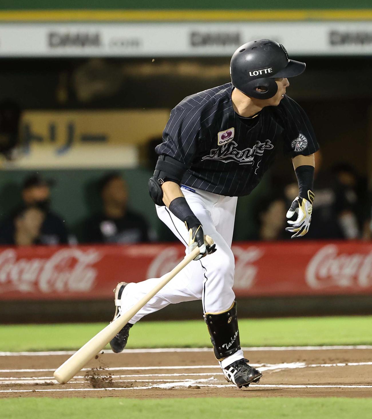 オリックス対ロッテ　6回表ロッテ無死、高部は左前安打を放つ（撮影・上田博志）