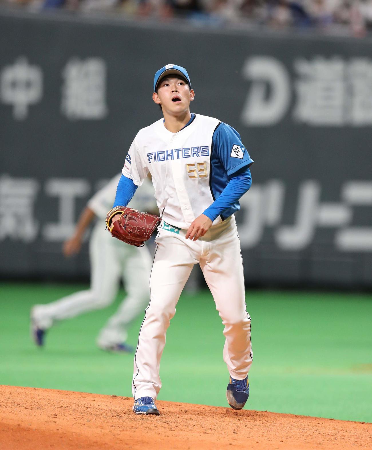 日本ハム対楽天　4回表楽天2死二、三塁、太田に2点適時二塁打を浴びる根本（撮影・黒川智章）