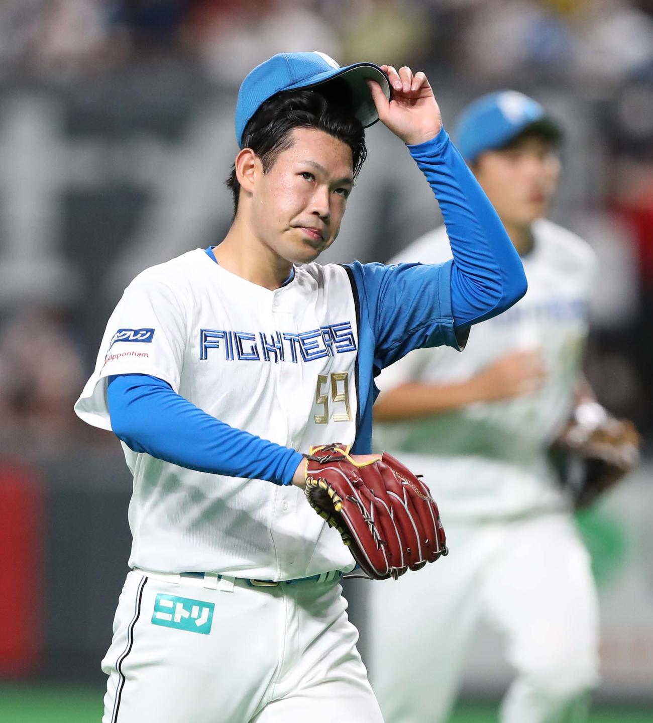 日本ハム対楽天　4回表、2失点し渋い表情の根本（撮影・黒川智章）