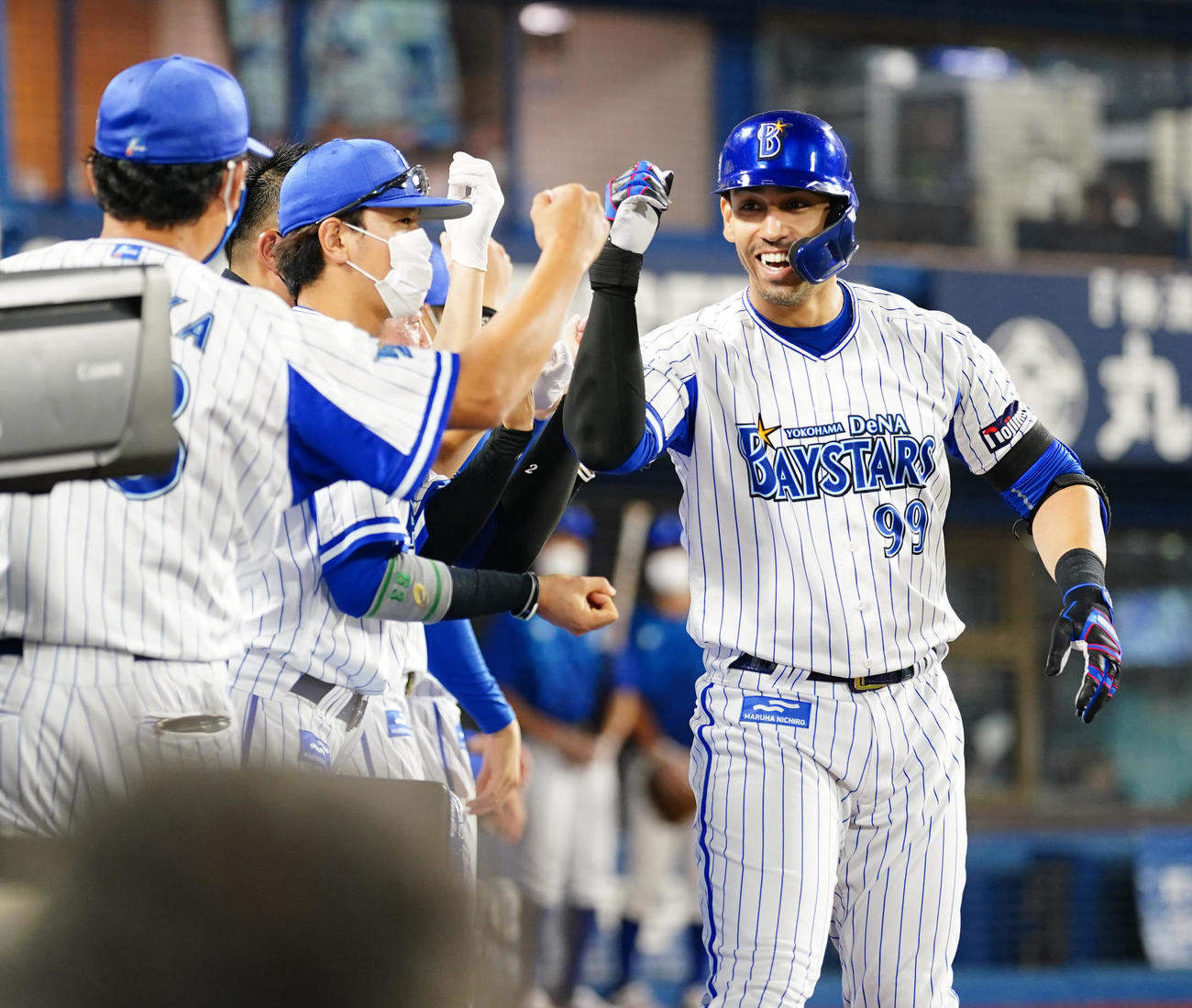 DeNA対巨人　5回裏DeNA無死、勝ち越しソロ本塁打を放ち、タッチを交わすソト（右）（撮影・江口和貴）