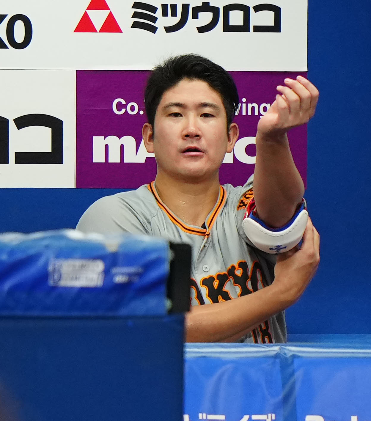 DeNA対巨人　7回表、代打を送られ、ベンチでプロテクターを外す巨人菅野（撮影・江口和貴）