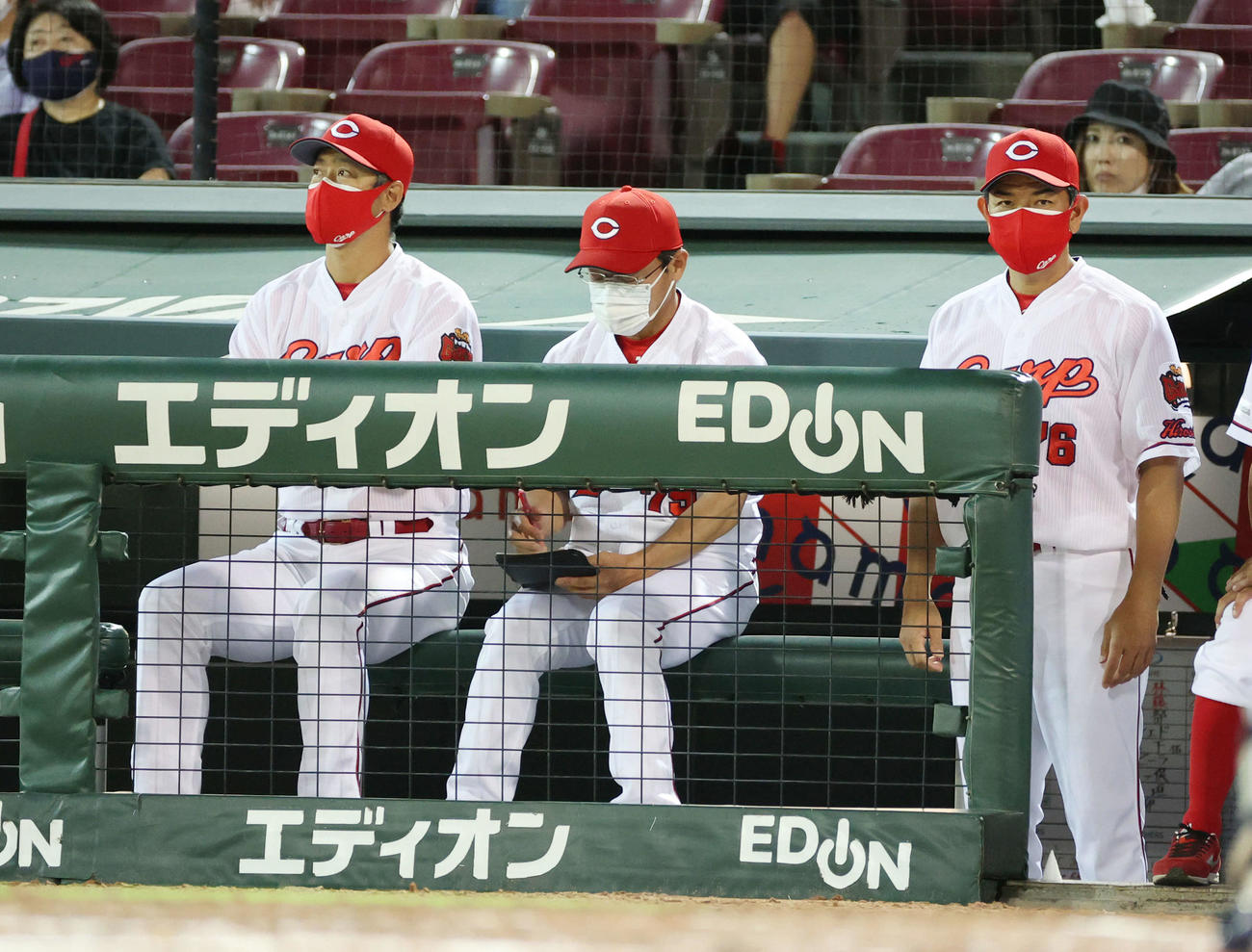 広島対中日　4回表中日、ベンチでメモをする河田ヘッドコーチ（中央）。左は高橋投手コーチ。右は倉バッテリーコーチ（撮影・加藤孝規）