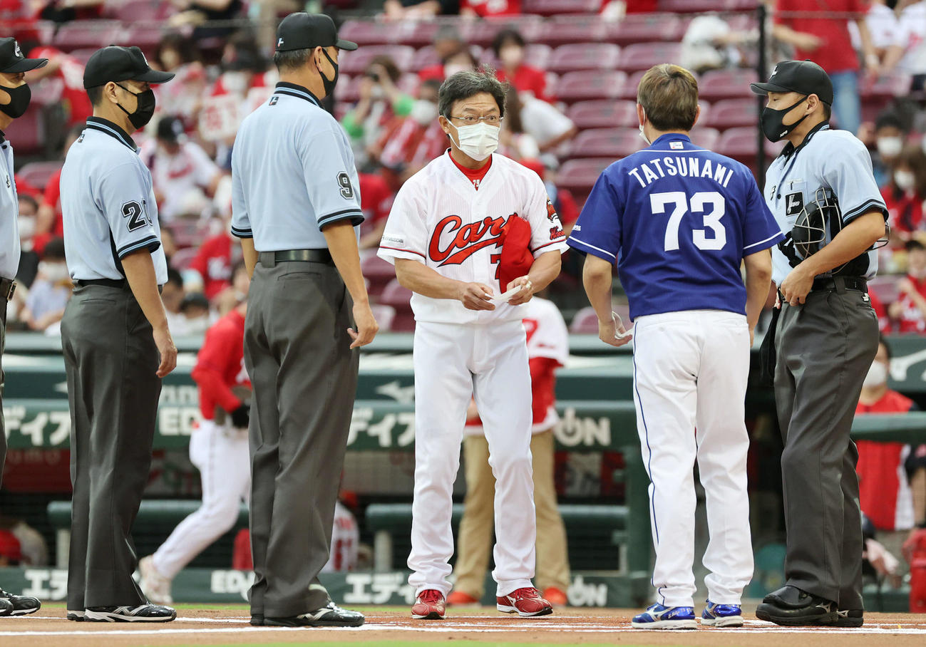 広島対中日　広島対中日　佐々岡真司監督がコロナ感染のため、河田ヘッドコーチ（中央）がメンバー表の交換を行った。右から2人目は立浪監督（撮影・加藤孝規）