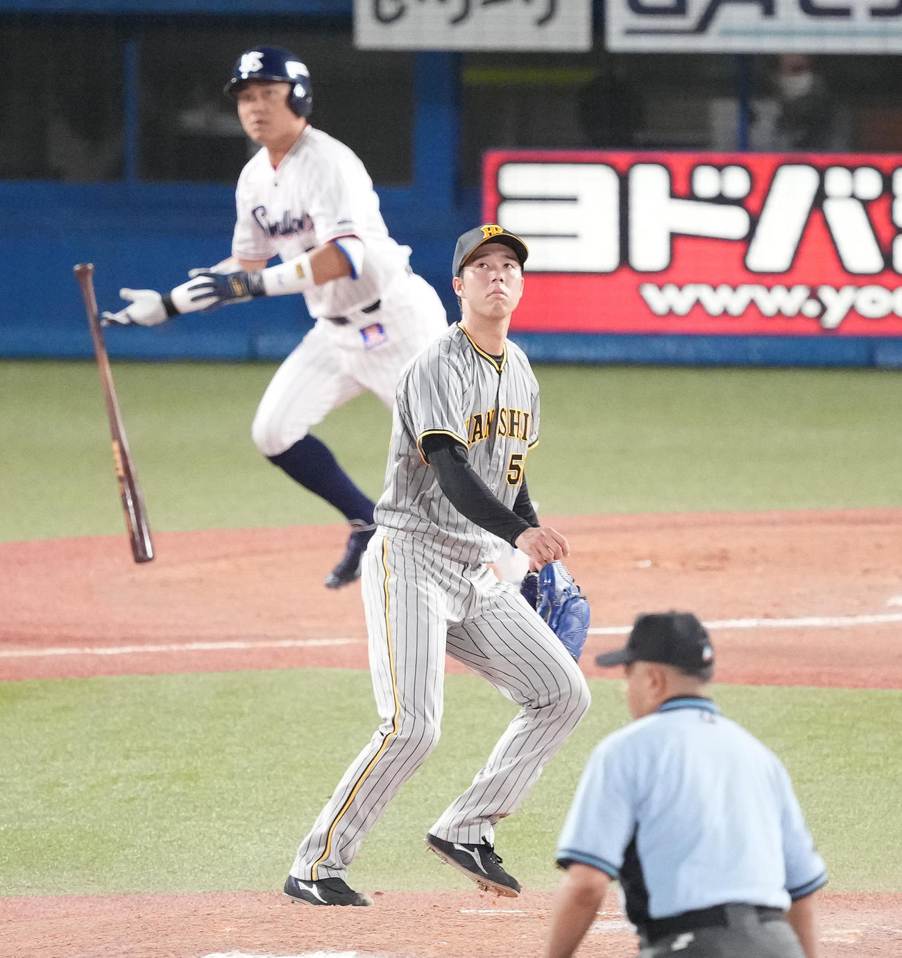 ヤクルト対阪神　3回裏ヤクルト1死一、三塁、中村に中犠飛を放浴びる青柳（撮影・鈴木みどり）