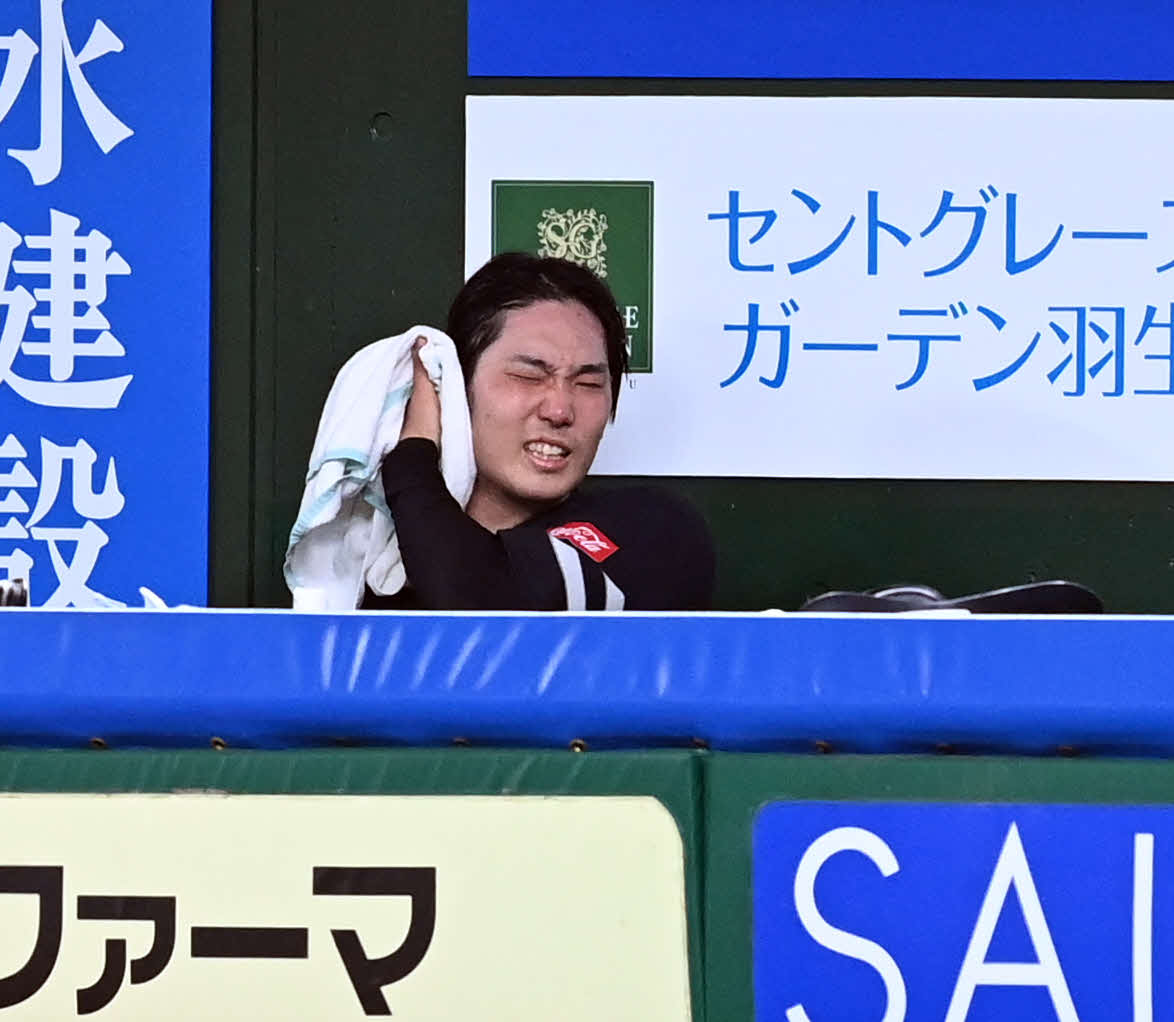 西武対ソフトバンク　味方の援護なく8回途中、2失点でベンチに下がったソフトバンク石川（撮影・たえ見朱実）
