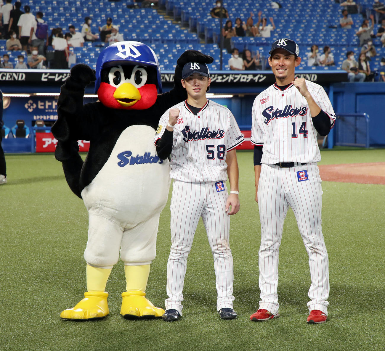 ヤクルト対阪神　阪神に勝利しヒーローインタビューを終えポーズを決める長岡と高梨（右）。左はつば九郎（撮影・加藤哉）