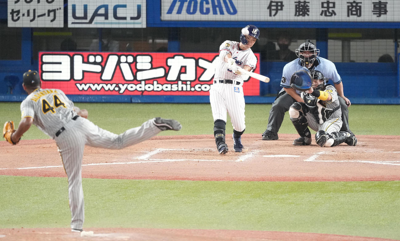 ヤクルト対阪神　7回裏ヤクルト無死、右越えソロ本塁打を放つ青木。投手アルカンタラ（撮影・鈴木みどり）