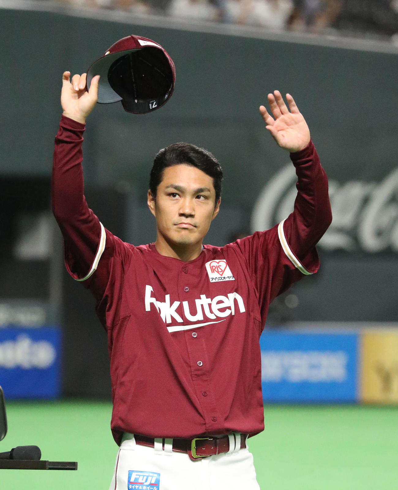 日本ハム対楽天　インタビューを終えスタンド応援席のファンに手を振る則本（撮影・佐藤翔太）