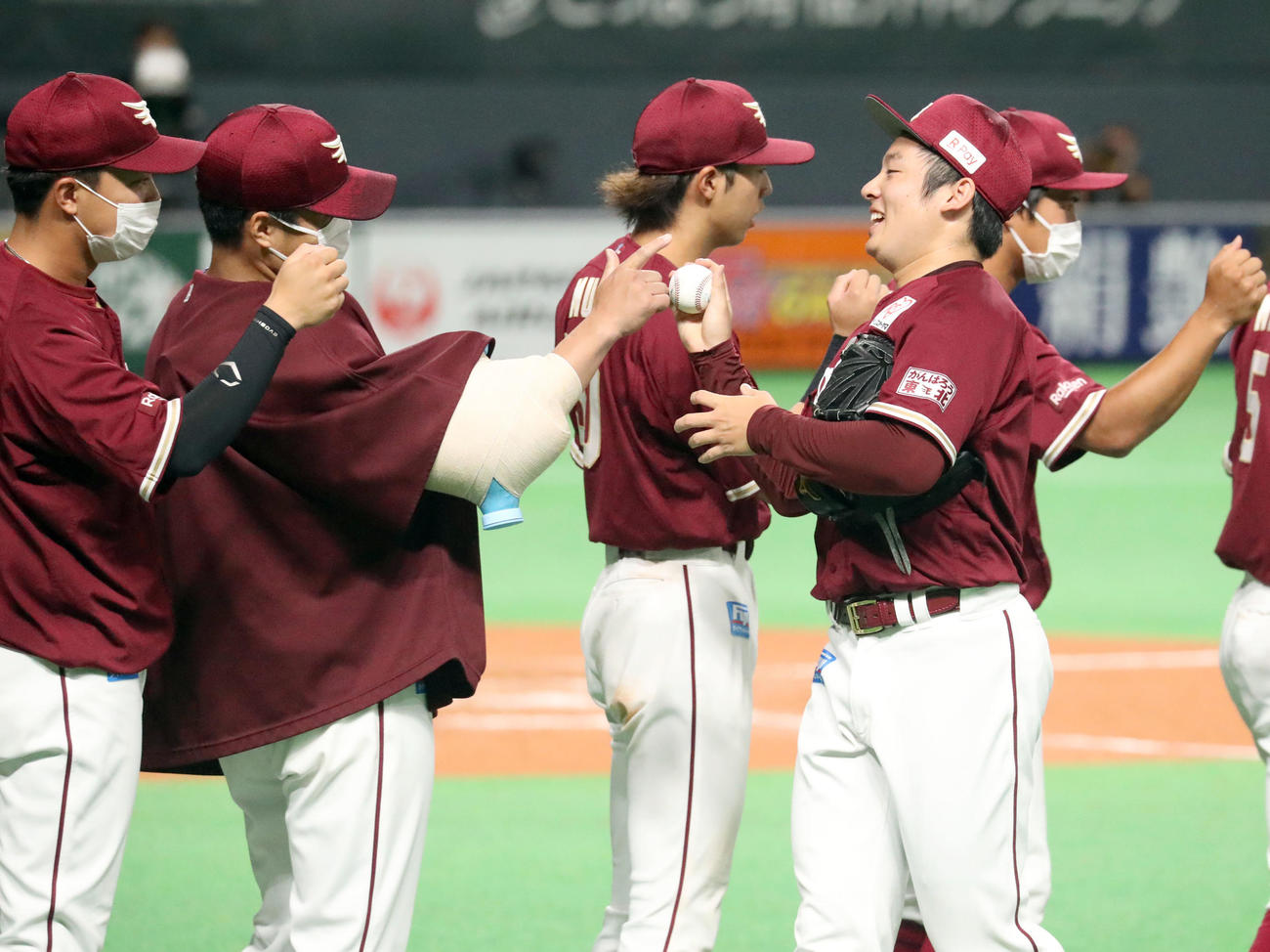 日本ハム対楽天　則本（左から2人目）は松井裕からウイニングボールをもらう（撮影・佐藤翔太）