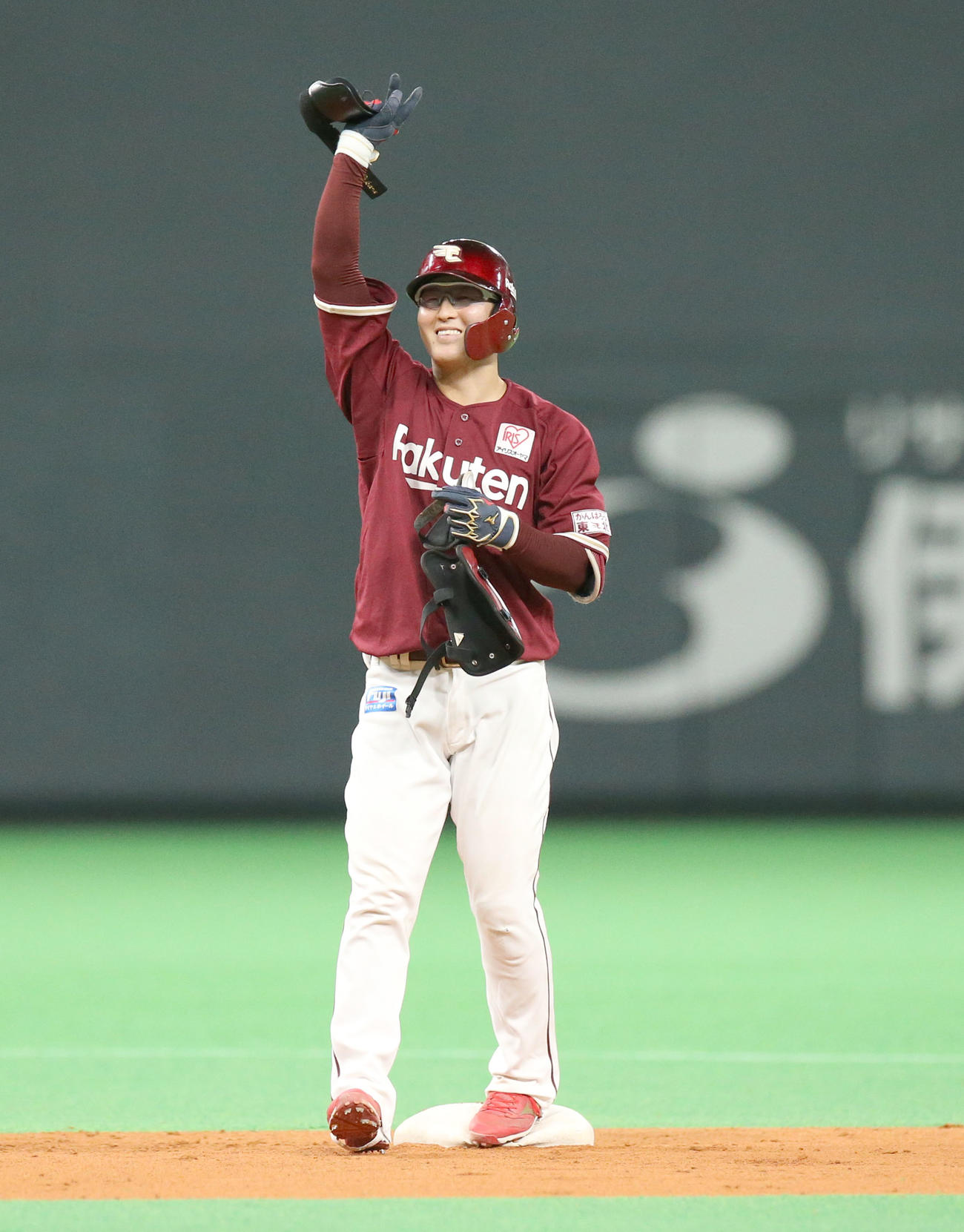 日本ハム対楽天　4回表楽天2死二、三塁、太田は逆転となる適時二塁打を放ち笑顔を見せる（撮影・佐藤翔太）