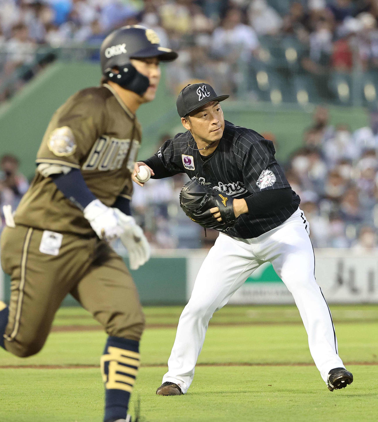 オリックス対ロッテ　1回裏オリックス無死一塁、西野（左）の送りバントを処理する美馬（撮影・上田博志）