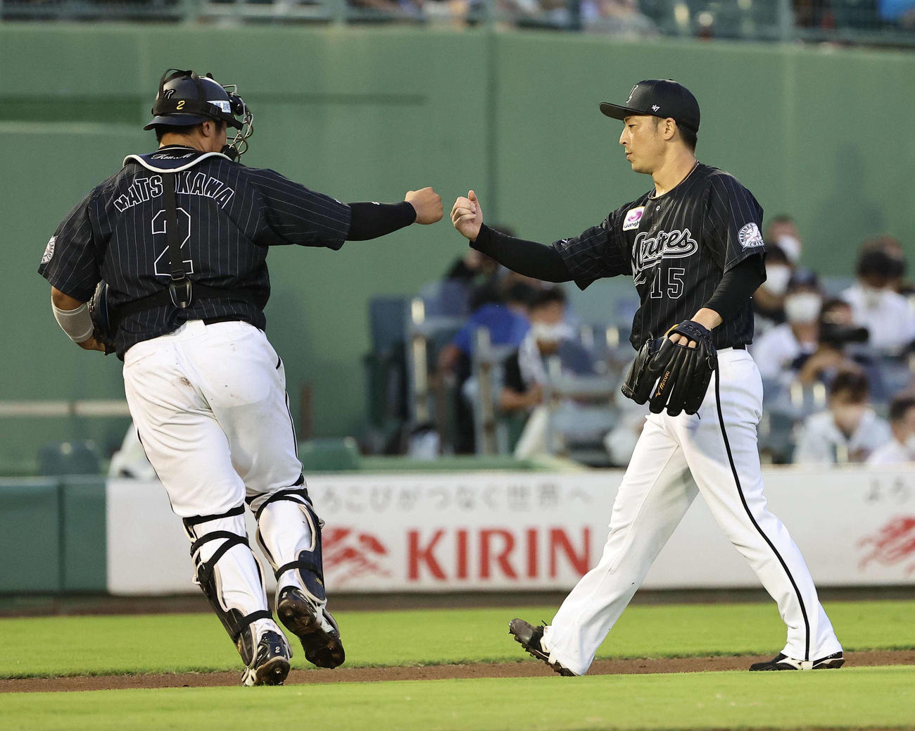 オリックス対ロッテ　好投を続ける美馬（右）は松川とグータッチする（撮影・上田博志）