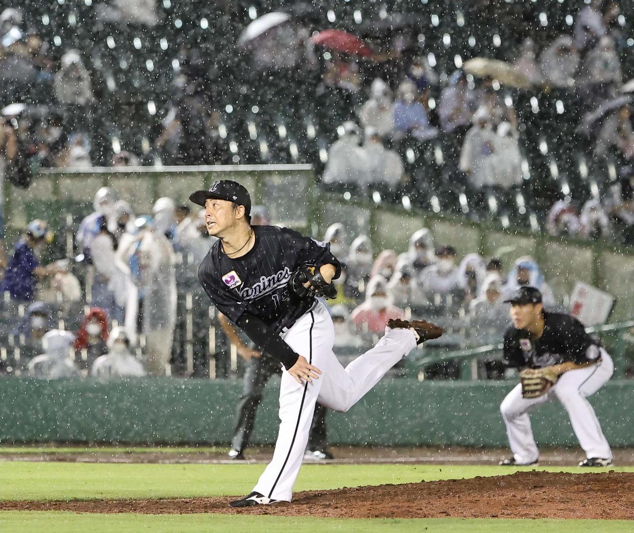 オリックス対ロッテ　7回、大雨が降る中で力投する美馬（撮影・上田博志）