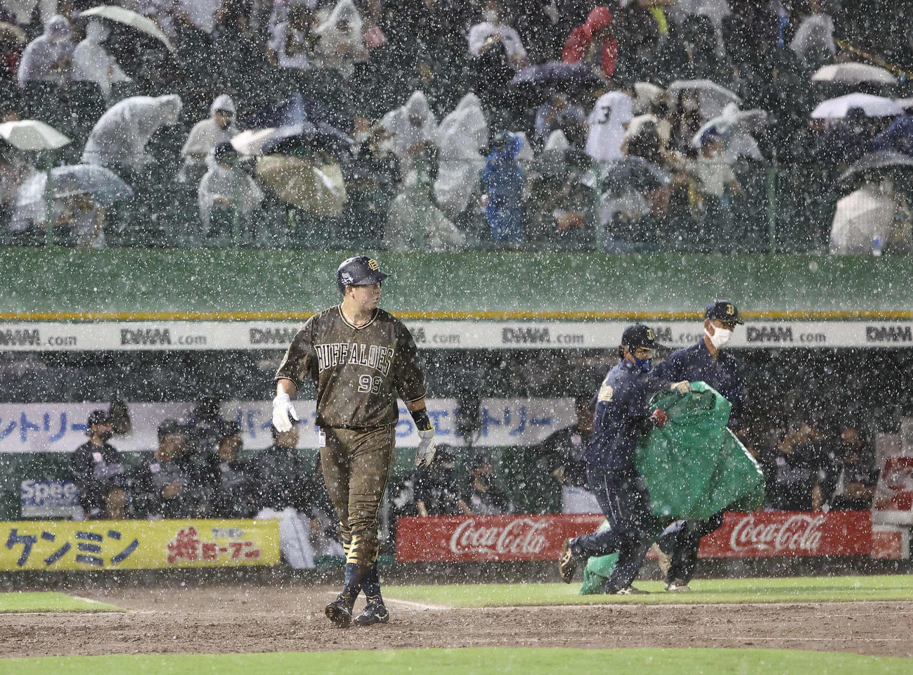 オリックス対ロッテ　7回、突然の大雨で試合が中断となりベンチに引き揚げる杉本（撮影・上田博志）