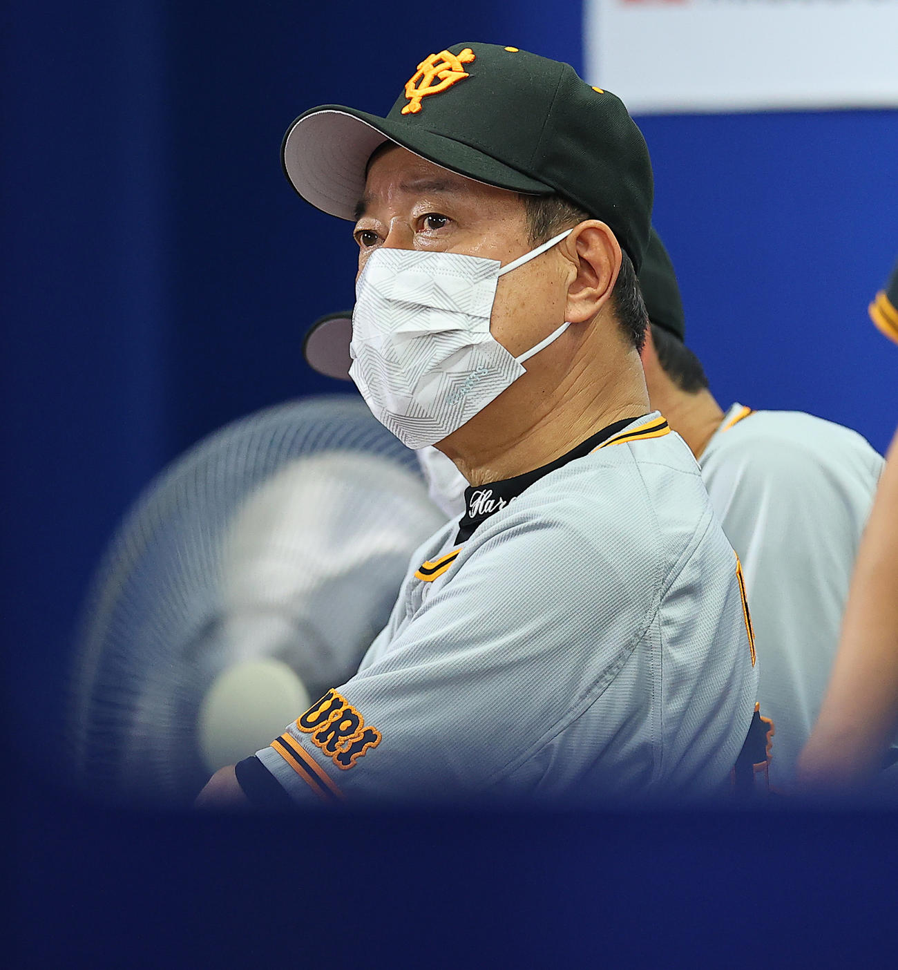 DeNA対巨人　6回表の攻撃を無得点で終え厳しい表情の巨人原監督（撮影・垰建太）
