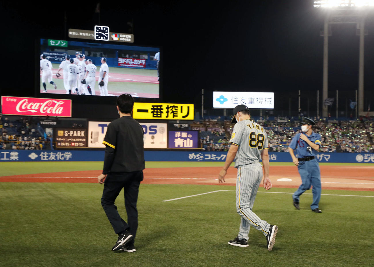 ヤクルト対阪神　ヤクルトに敗れ引き揚げる矢野監督（撮影・加藤哉）