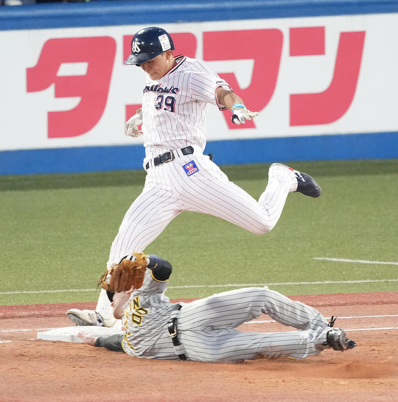 ヤクルト対阪神　2回裏ヤクルト無死一塁、バント球を投手青柳が悪送球し、一塁セーフの打者宮本。下は一塁カバーに入る二塁手山本（撮影・鈴木みどり）