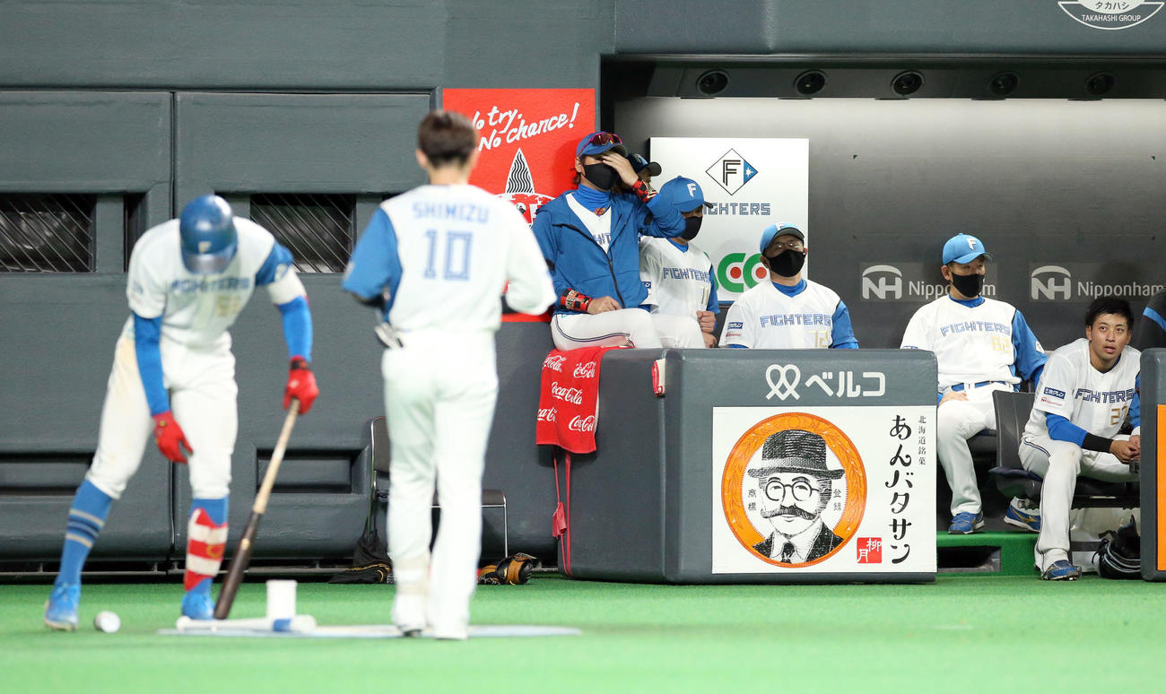 日本ハム対楽天　9回裏日本ハム1死、代打に送った清水（左手前）が左飛に終わり頭をかく新庄監督（撮影・佐藤翔太）