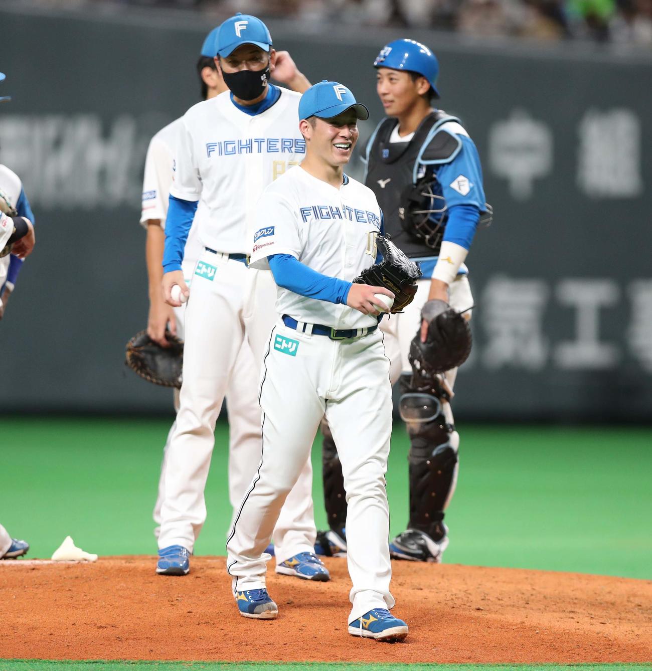 日本ハム対楽天　8回表、途中登板の吉田は笑顔で降板する（撮影・黒川智章）