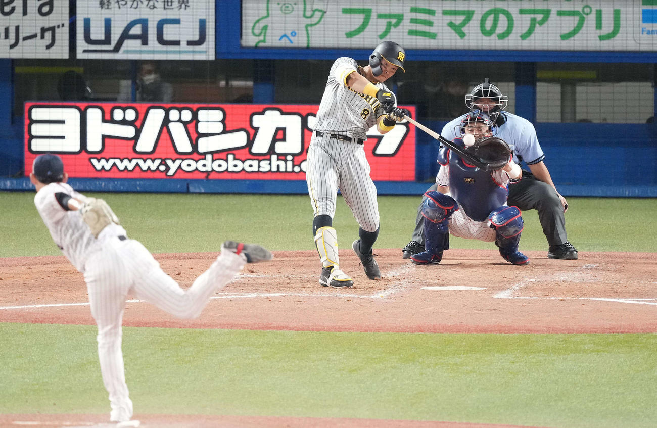 ヤクルト対阪神　4回表阪神2死、左中間をやぶる三塁打を放つ佐藤輝。投手高梨（撮影・鈴木みどり）