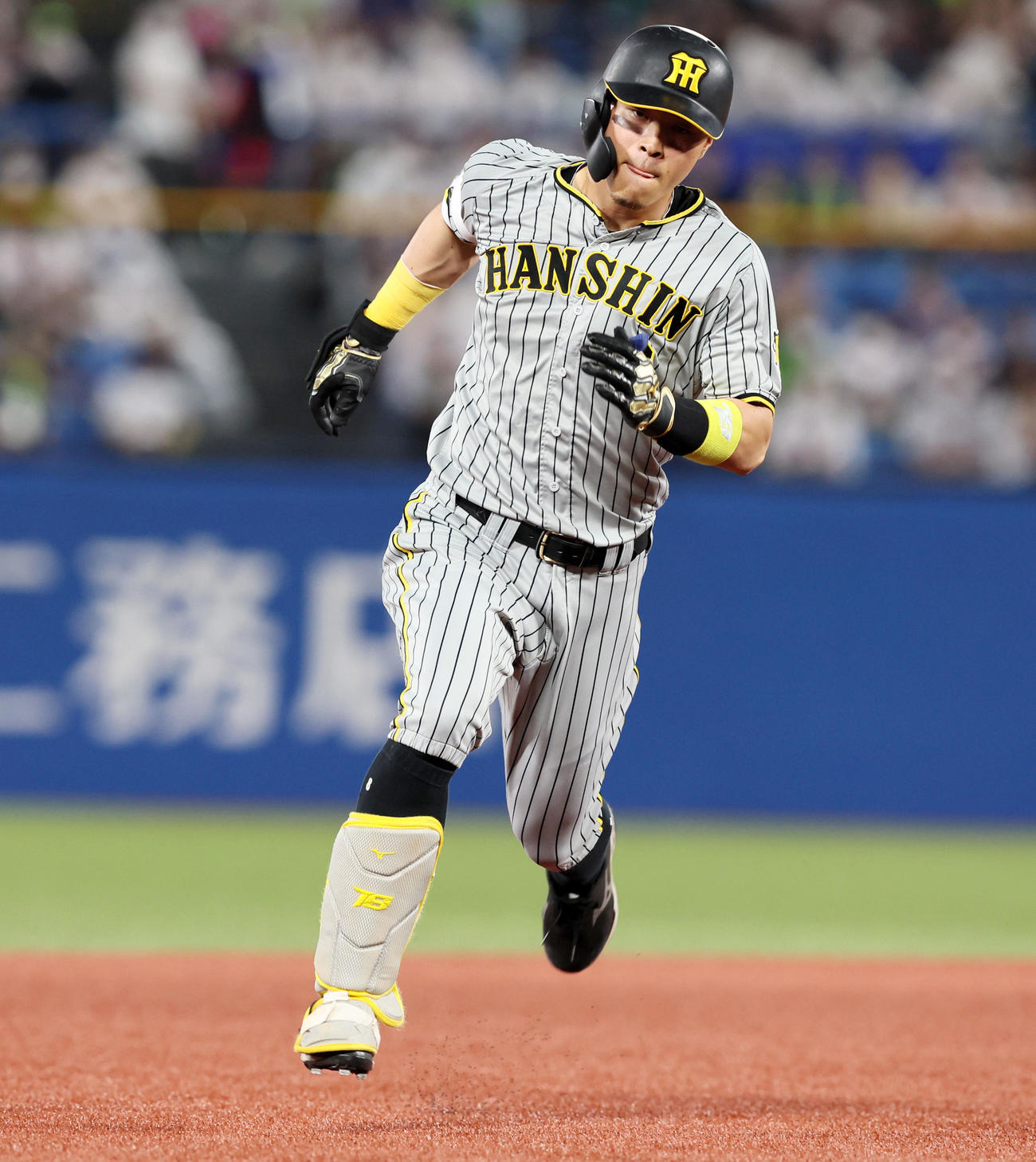 ヤクルト対阪神　4回表阪神2死、佐藤輝は左中間をやぶる打球を放ち三塁まで進む（撮影・加藤哉）